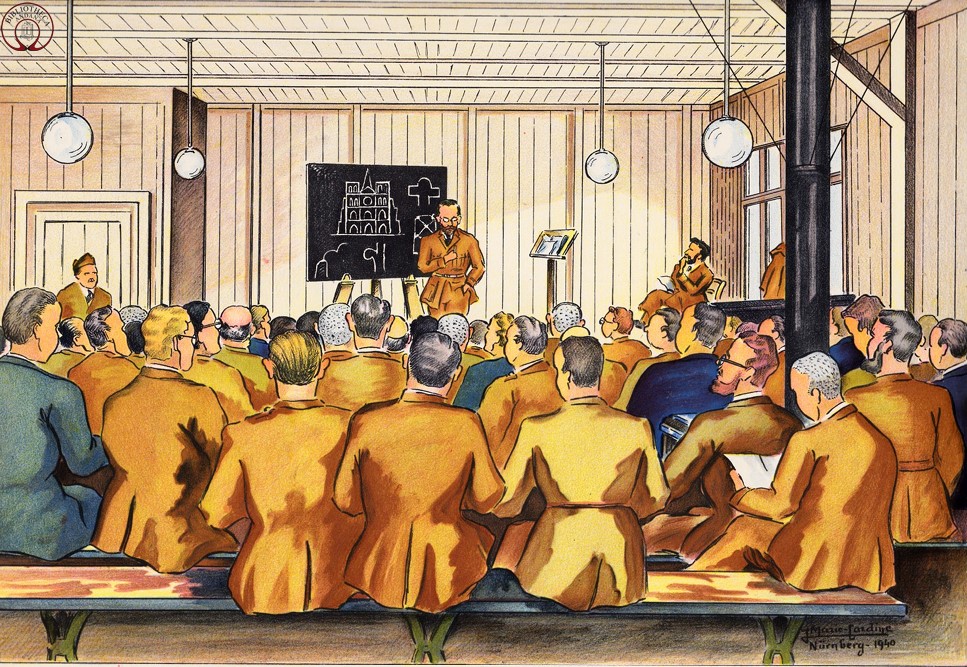 Une scène dans un camp de prisonniers de guerre, montrant un groupe d'hommes en uniformes assis et écoutant un orateur devant un tableau. L'orateur semble expliquer un sujet, tandis que les autres participants prennent des notes ou écoutent attentivement.